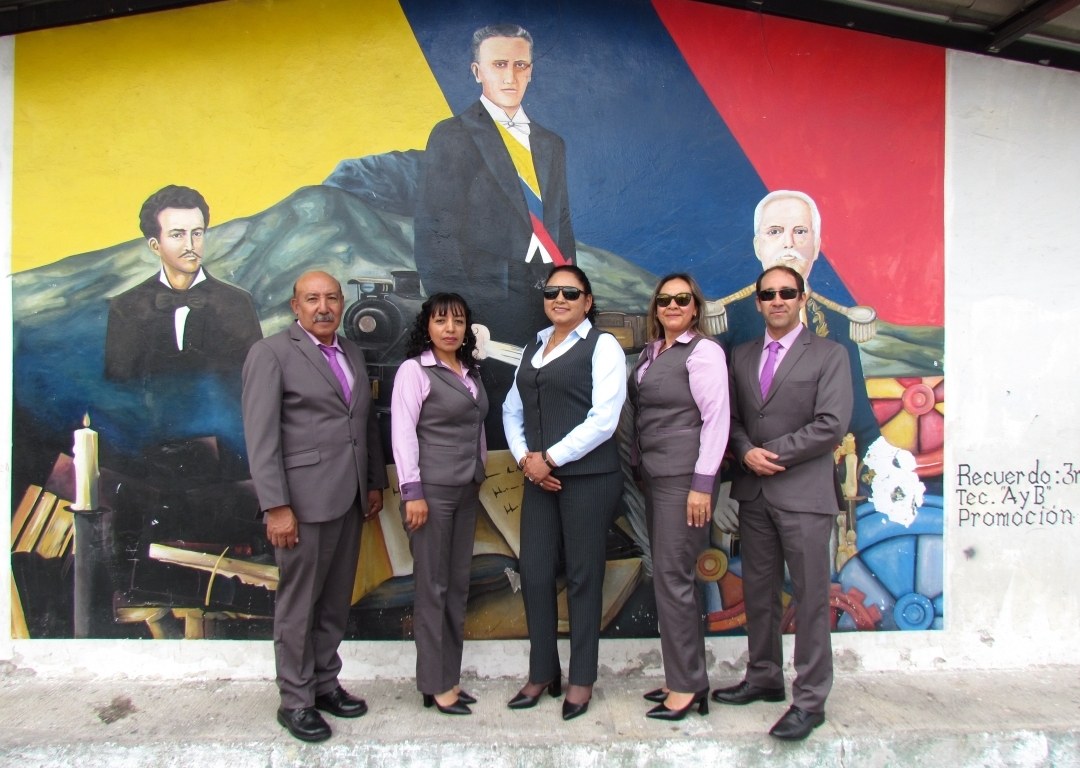 Docentes frente al mural