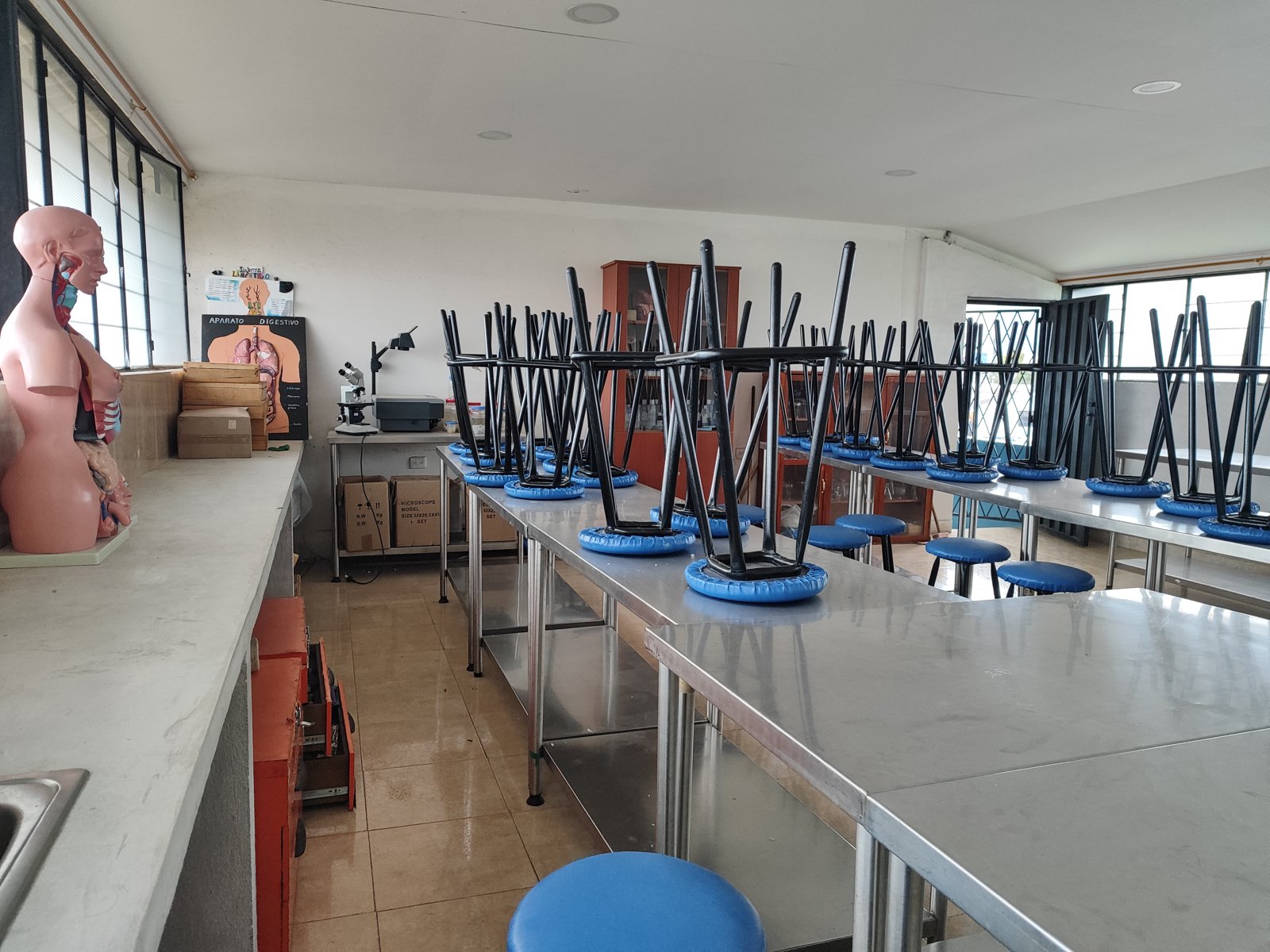 Mesas y equipos del laboratorio
